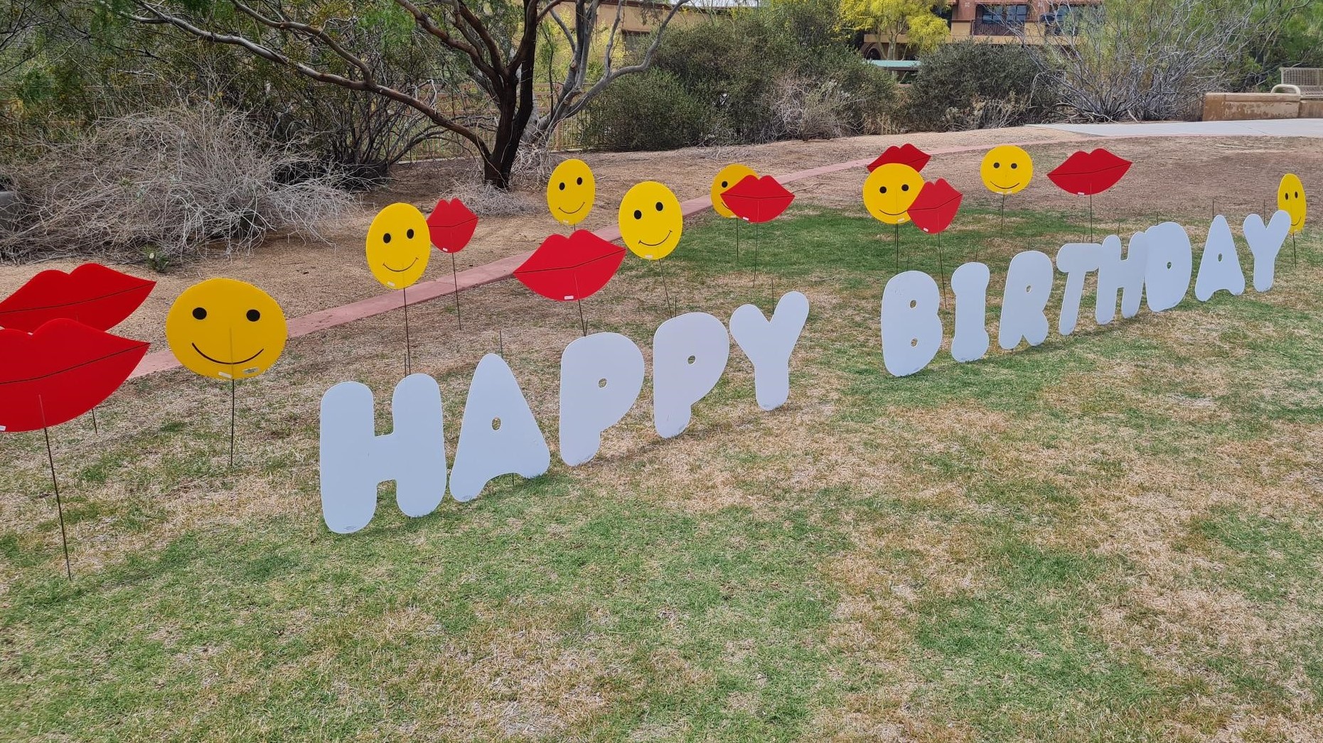 Occasion: Happy birthday. Yard card with kisses, smileys and Happy Birthday letters near Scottsdale